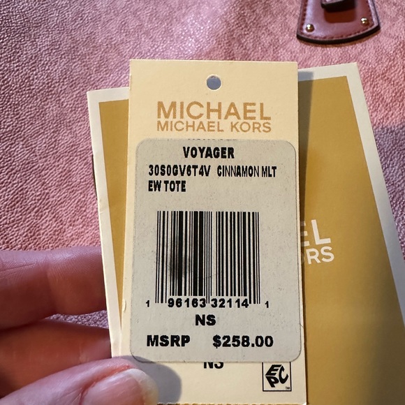 Michael Korrs “Authentic” Tags are included slightly used Voyager East/West Tote - Picture 12 of 12